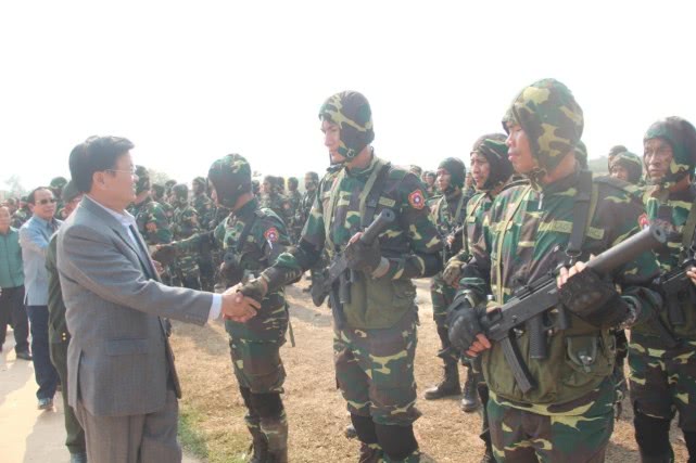 慧眼识货!老挝特种部队"亮剑",装备两款先进轻武器,中国制造