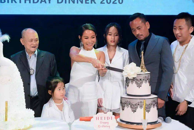 洗米华情人刘碧丽发福显老,皱纹横生状态差,三个娃压力大