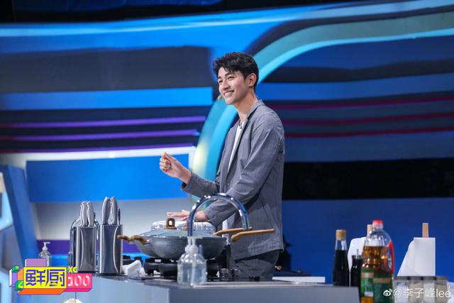 李子峰《鲜厨100》重现燕小乙吃播,明明能靠脸吃饭非要靠实力