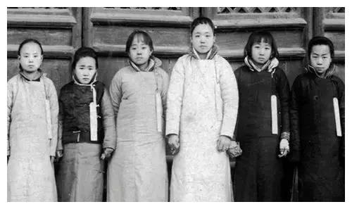 晚清选秀老照片:满族秀女站成一排供皇帝挑选,衣着朴素长相平平