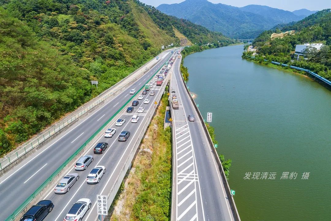 现场实拍许广高速清远段行车实况,国庆假期大堵车提前到来