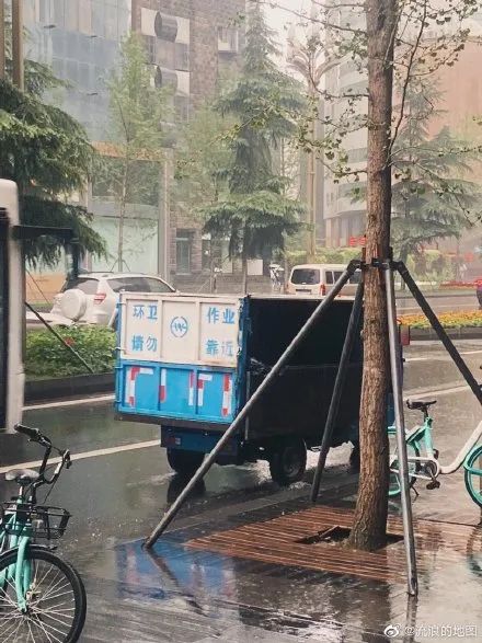 热点|环卫工冒雨送伞遭拒收，女子发帖道歉：他那么善良，我却当他是卖伞的