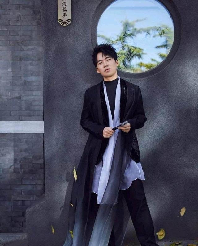郭麒麟发文回应恋情,避重就轻混淆视听,网友:这是初三学历?