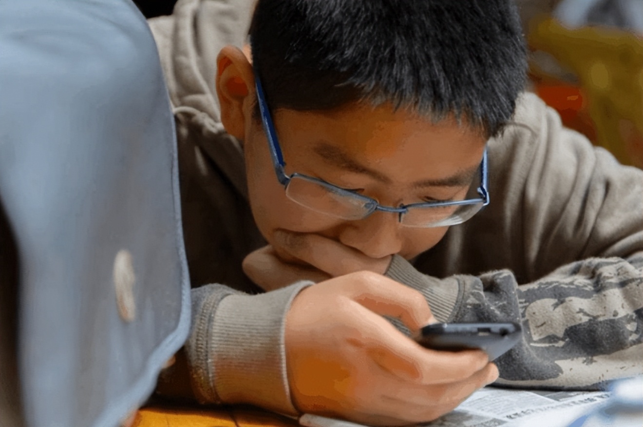 白岩松谈"孩子刷手机上瘾",家长为学生玩手机头疼,需要想办法