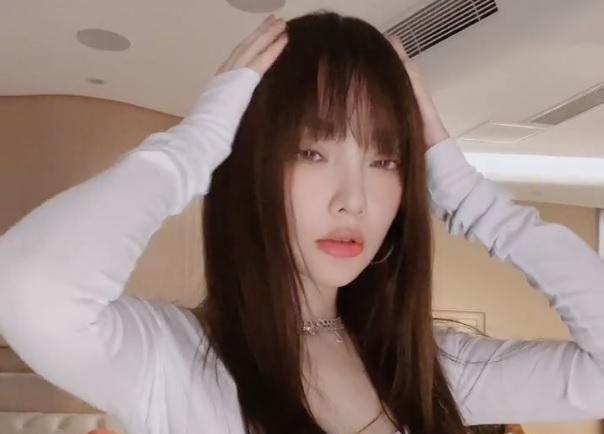 李小璐穿丁字连体衣服,在床边低俗玩擦边,网友直呼:辣眼睛?