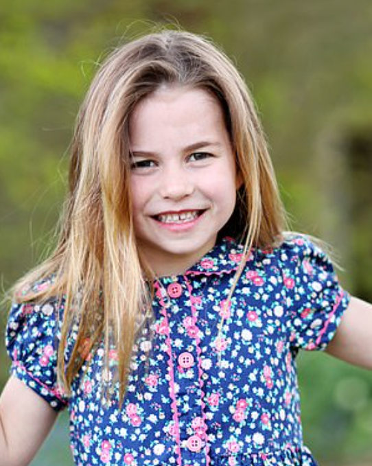 夏洛特公主身着蕾切尔·莱利礼服出席加冕彩排,惊艳全场!