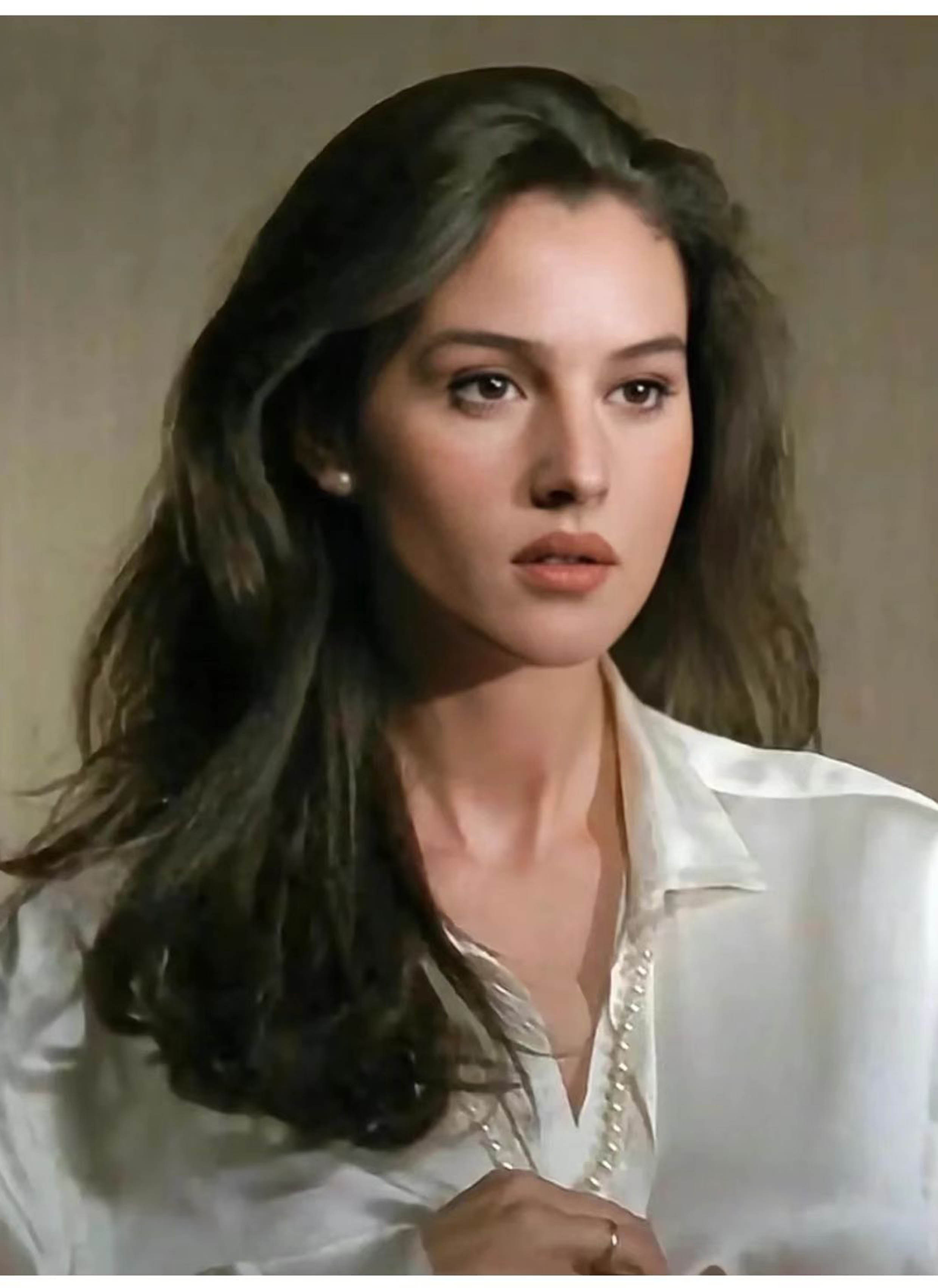 不愧是"球花"莫妮卡贝鲁奇,《情事》31年,凭气质穿搭美出圈