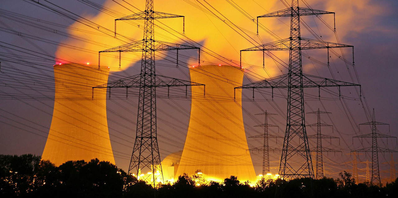 再用水蒸气推动汽轮机发电;核能发电也是一样利用核裂变产生的热能烧