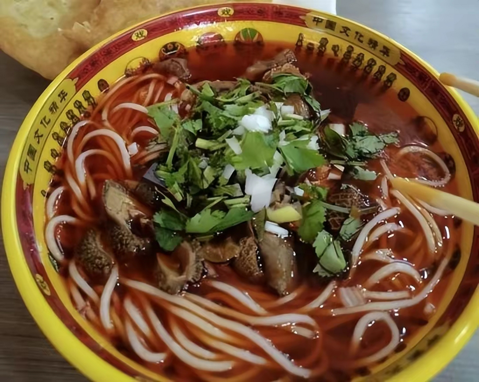 在秋冬季去大同旅游的时候,吃一碗大同的粉羊杂真是太舒服了.