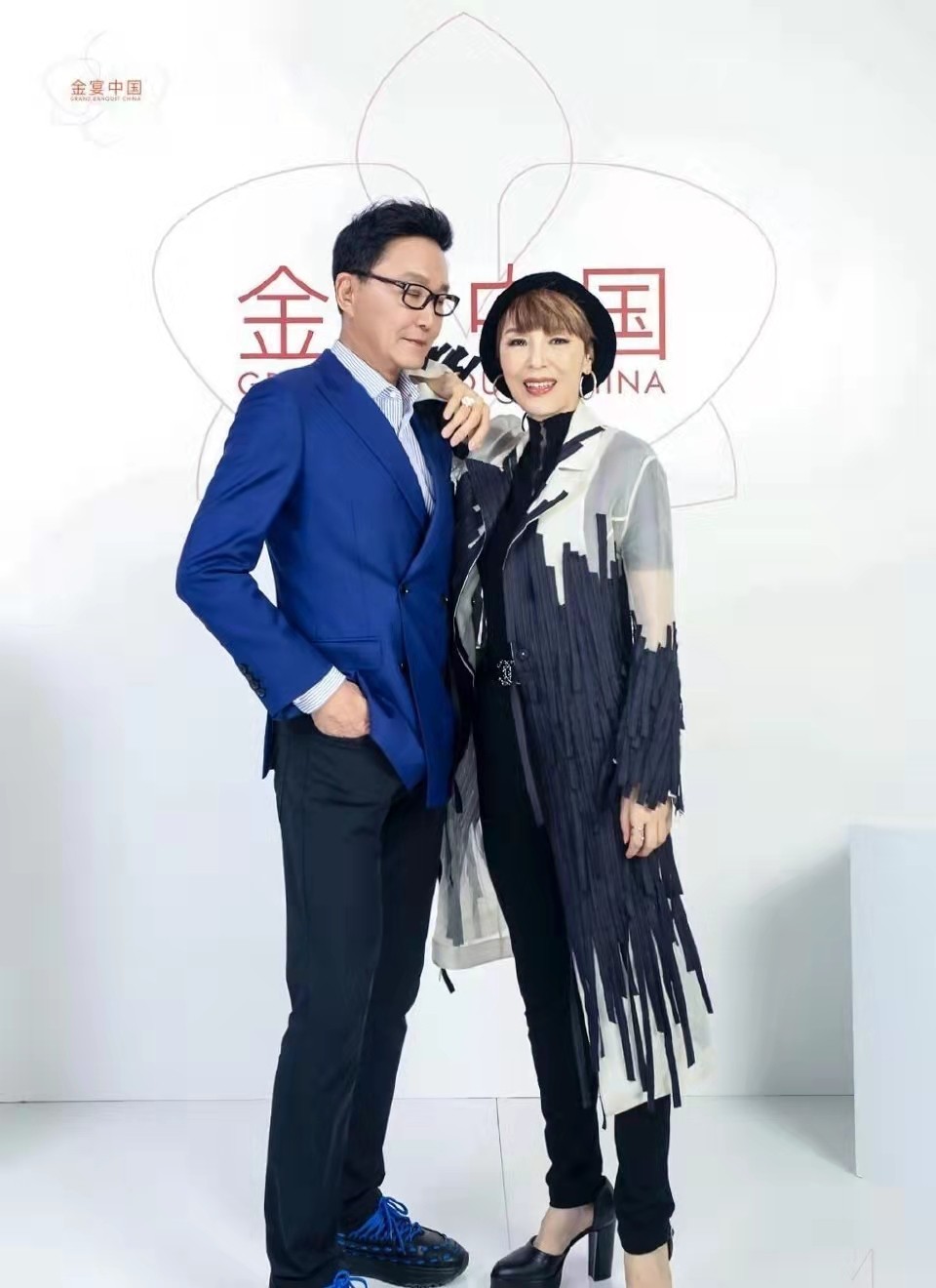 吴刚老婆虽年过半百但好有气质,穿印花裙优雅贵气,挺有领导风范