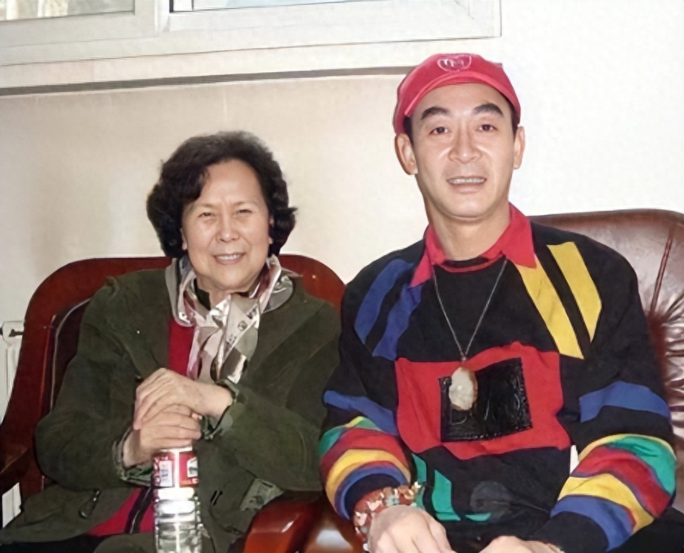 但实际上,危险戏码都是由替身演员徐霆雷完成的,六小龄童不仅抹杀替身