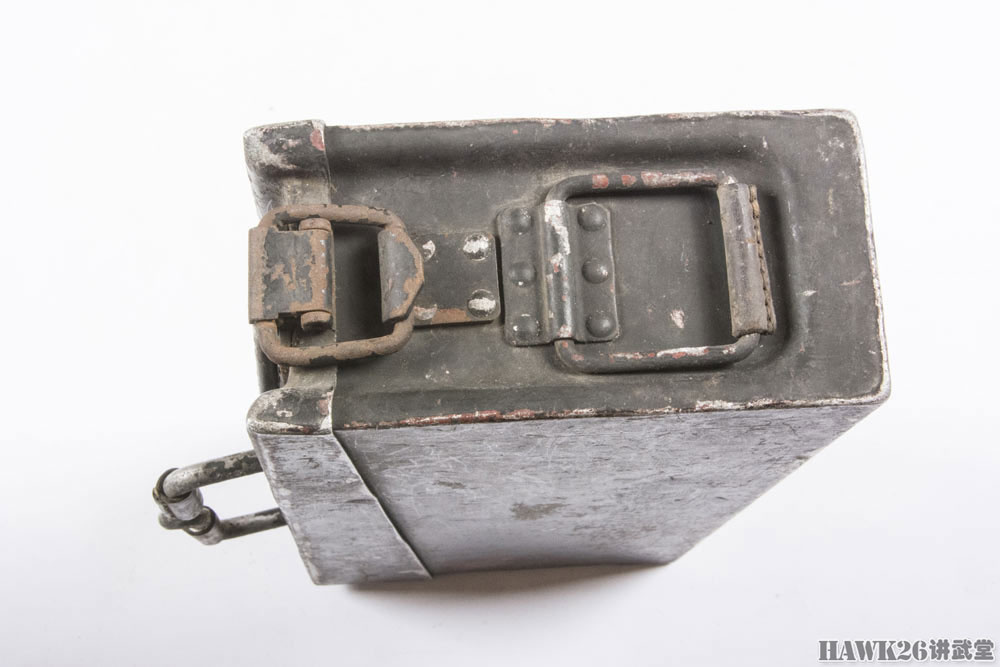 图说:德国mg34机枪使用的供弹具 两种弹鼓本质不同 很容易混淆