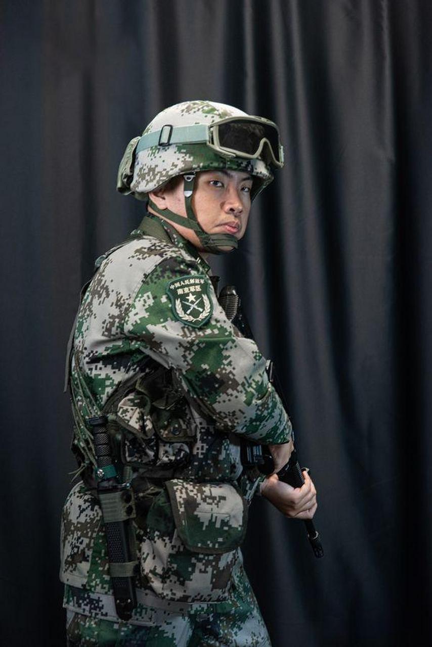我国台湾军迷穿07迷彩拿95无托步枪,纪念被全面换装的07迷彩和正在被