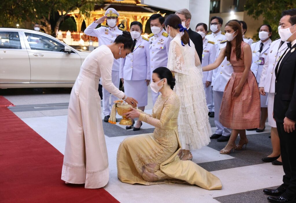 跪着和泰国公主合影图片