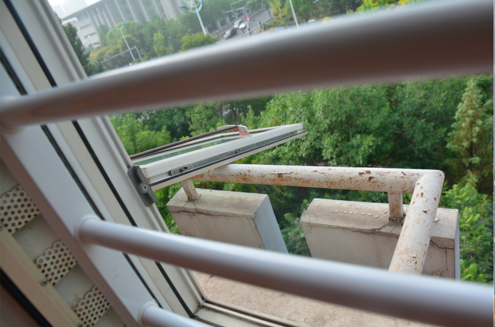 好险！大兴一小区5楼玻璃窗突然掉落，被他一把抓住