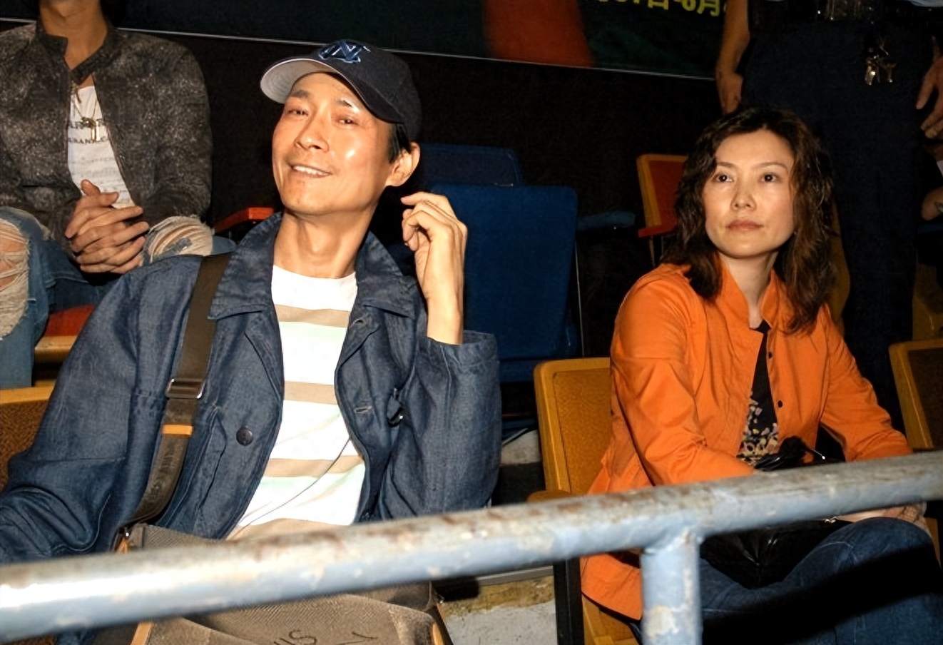 郑少秋痛失长女,现任妻子官晶华两度发声,心思缜密保护秋官形象
