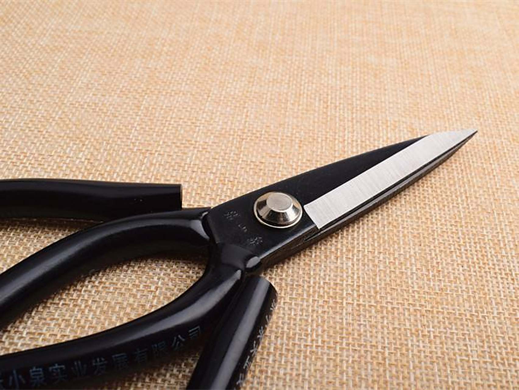 张小泉剪刀,源自杭州,由龙泉钢制成.