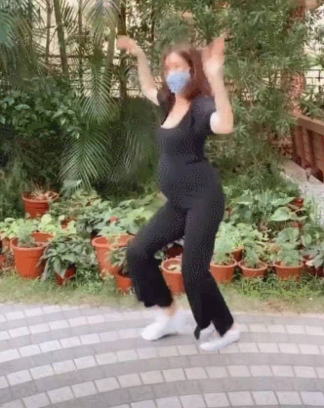 岑丽香挺八月孕肚做高难度动作,孕期仍拼命,穿粉色浴袍接通告