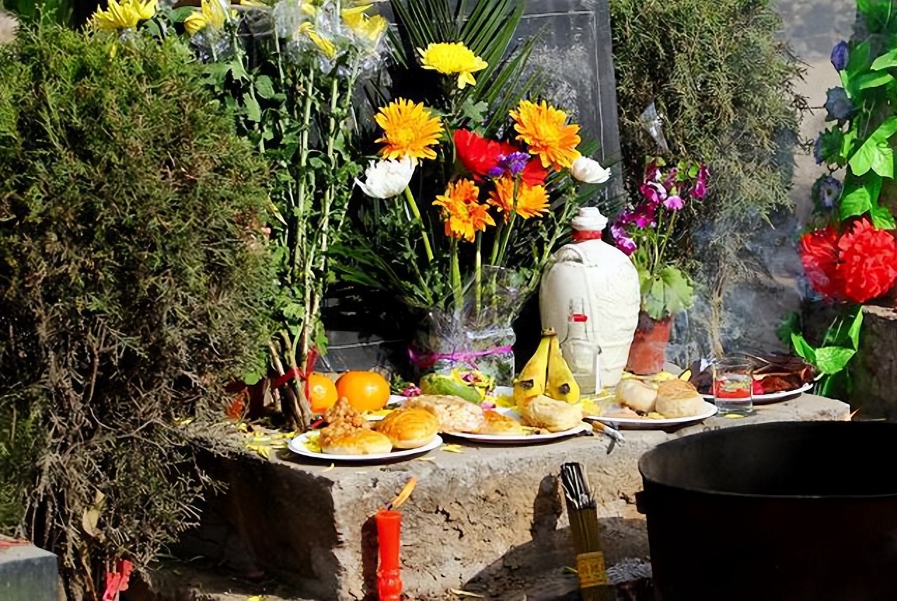 清明将至,"坟前不供四果,祭后不去三地",清明节上坟有啥讲究