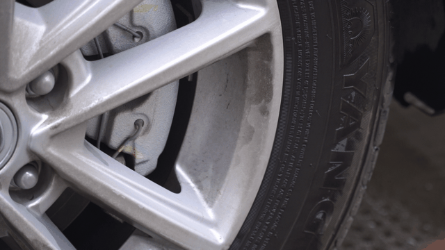 车轮上常出现一些很难洗掉的污渍,改成高压水柱直接冲洗完成,效果比用