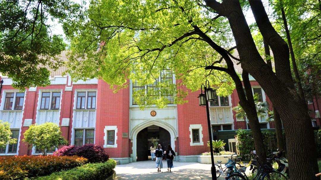 学院派哥特式风格建筑上理工军工路校区又叫"上海拍戏大学《港囧》