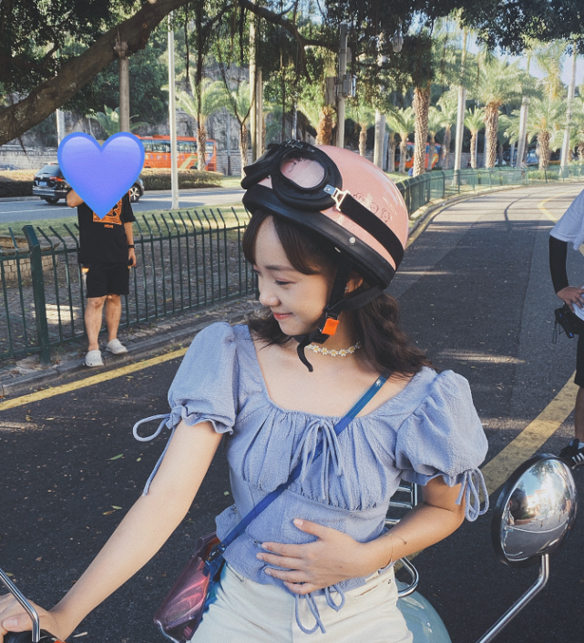 终于等到吕小雨穿短裤!看到她秀出的"法棍腿":小孩子都比不过