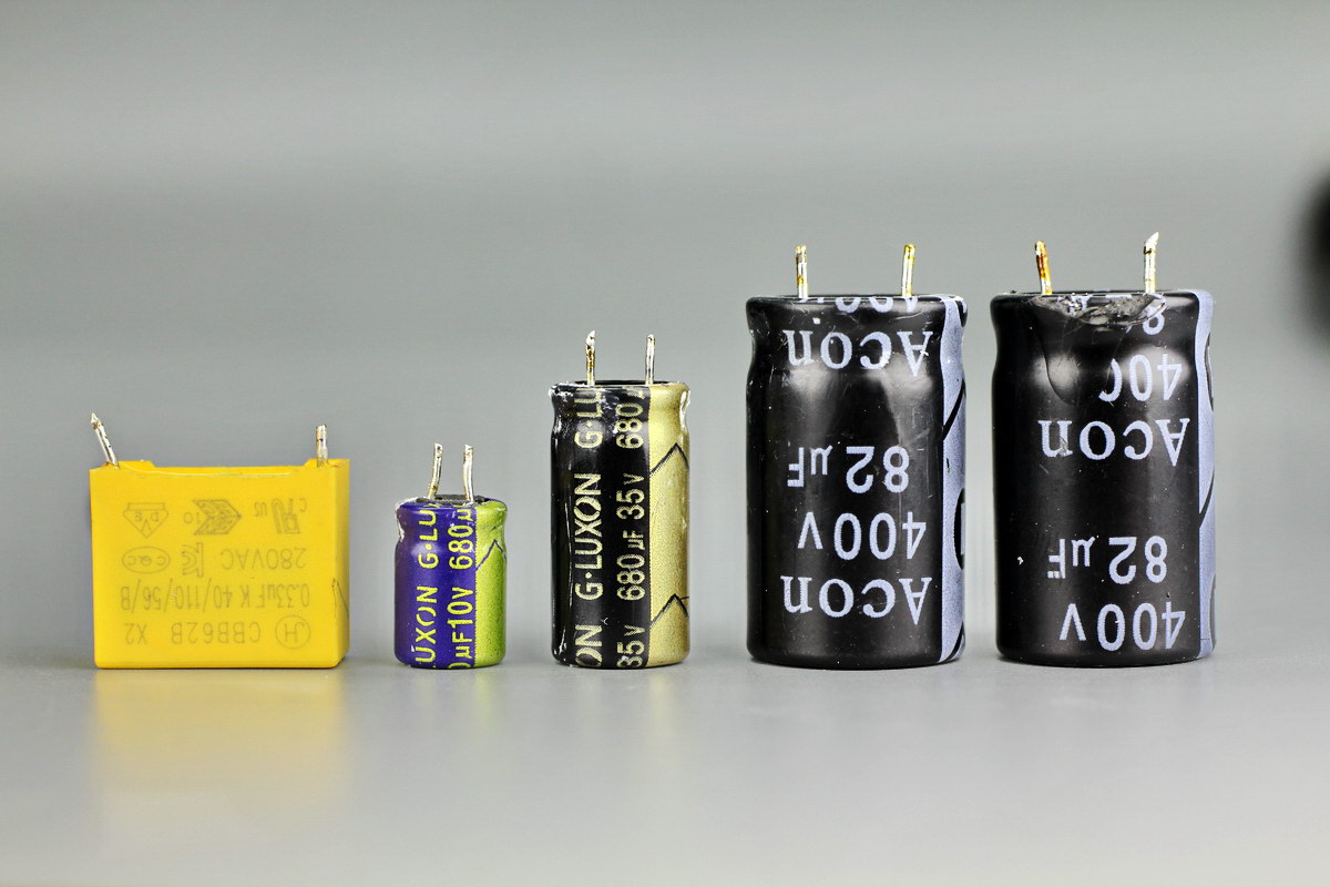 拆下来安规x电容,两颗高压滤波电解电容,两路输出滤波电容也各拆下