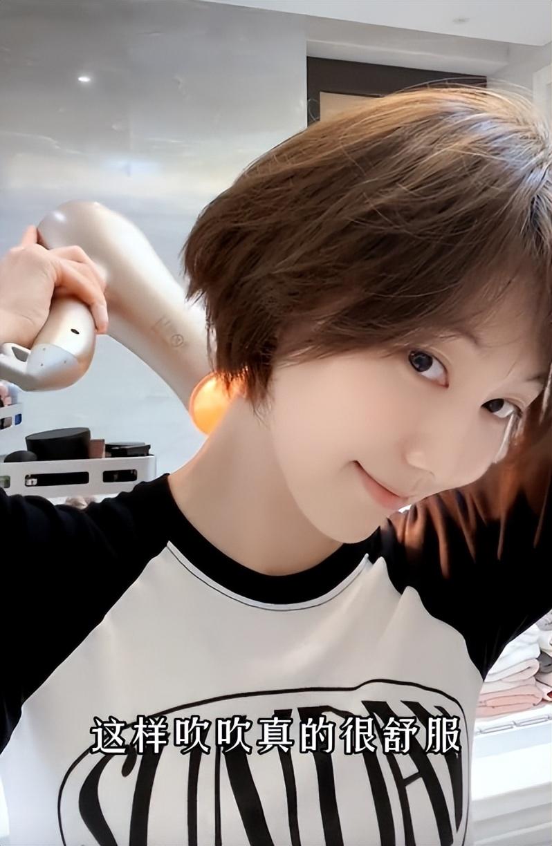 央视主持人王冠:才貌双全,被母亲催婚13年,39岁依然未婚