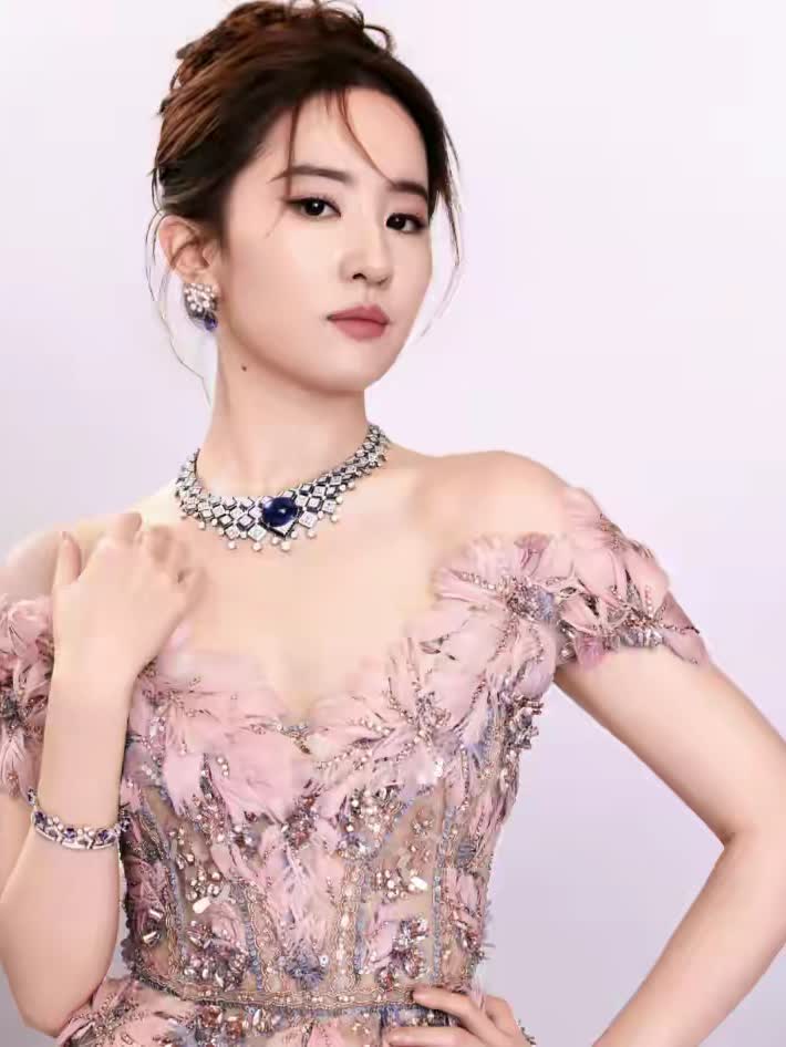 刘亦菲百万穿搭亮相宝格丽活动生图暴露麒麟臂惨被嘲又壮又胖