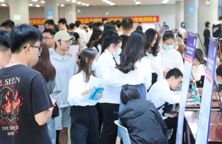  疫情下应届毕业生就业(疫情下高校毕业生就业)