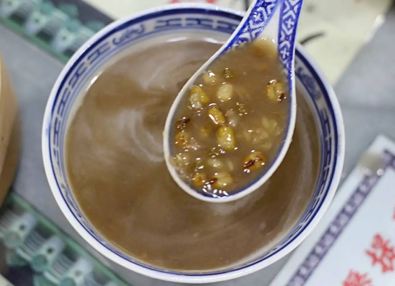 再三提醒:酒桌上,碰到一喝酒就脸白的人,尽量别跟他喝