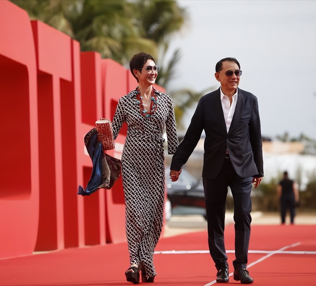 施南生真是优雅的代言人,缎面裙端庄大气,外国人看了都移不开眼