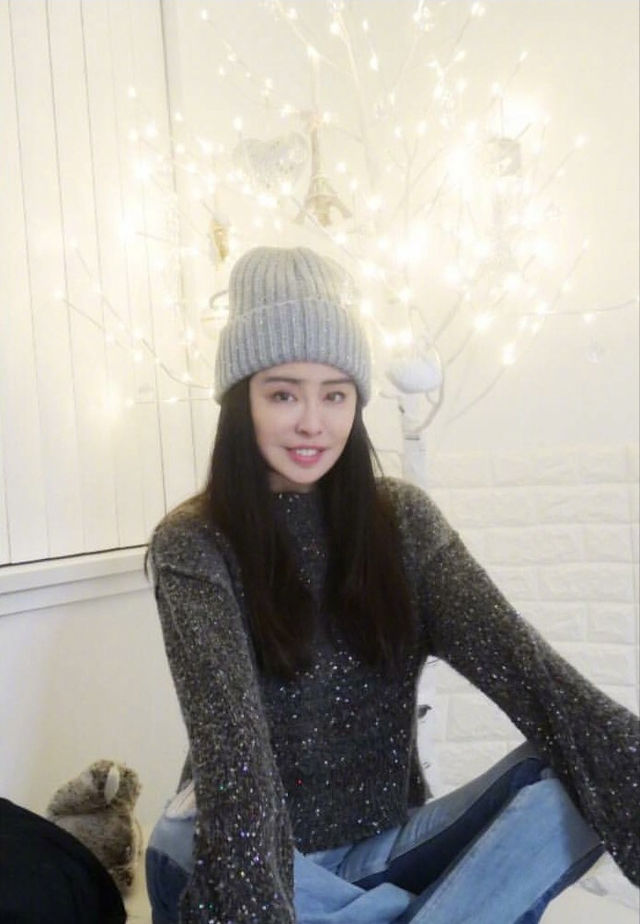 53岁王祖贤雪中近照美爆!长发披肩气质好出众,素颜都美过李嘉欣