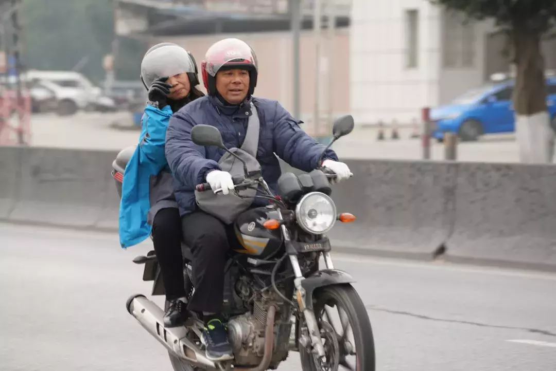 90年代,曾风靡一时的春运"摩托大军"返乡,如今为何很少见到?
