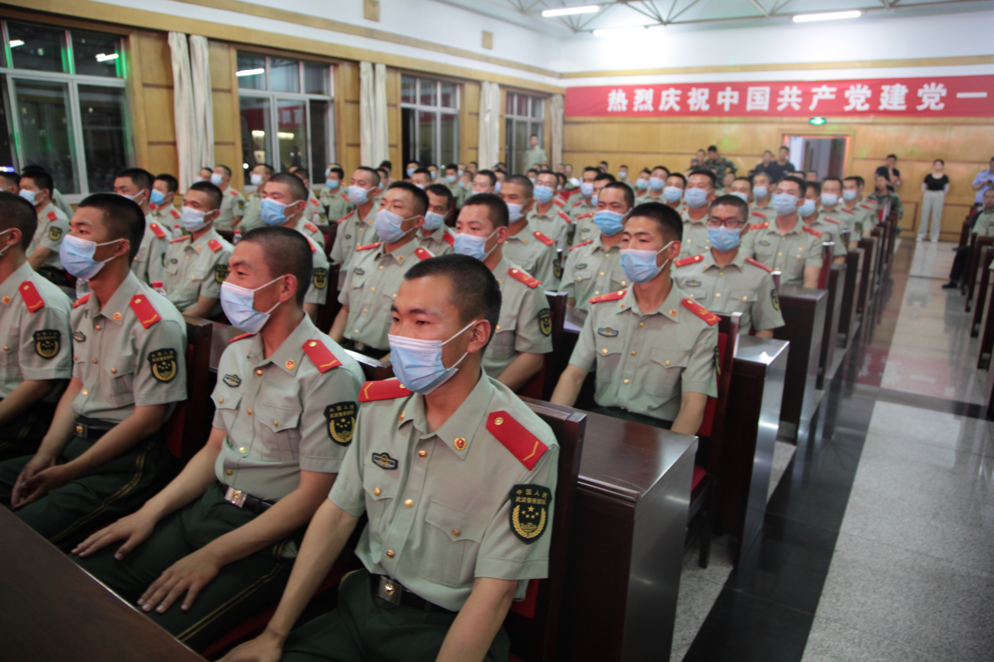 "永远跟党走"优秀杂技魔术进军营活动走进武警呼和浩特支队