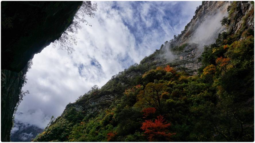 在冬季,虎牙大峽谷為大家呈現出了一幅壯觀的景象——冰瀑