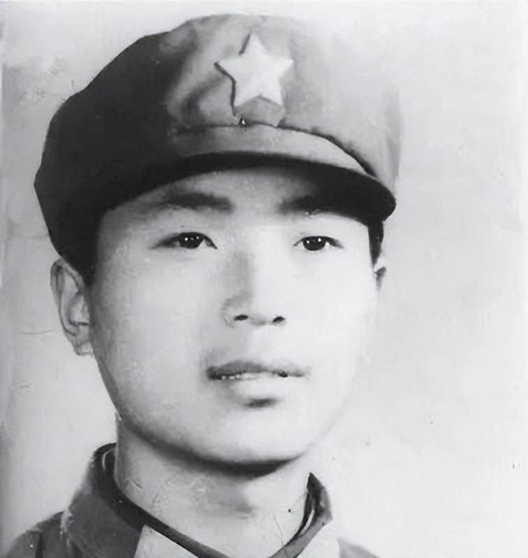 丁晓兵:中国唯一用左手敬礼的将军,为押回越军俘虏忍痛自断右臂