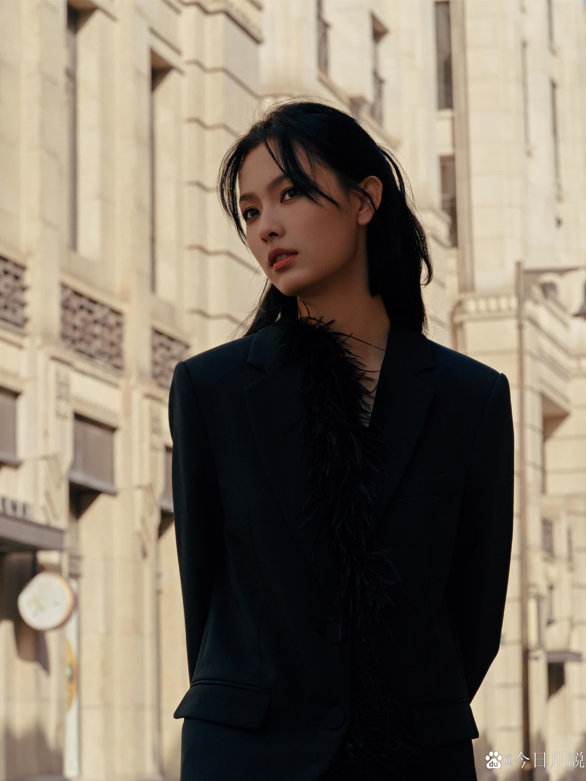 赵佳丽穿着黑色西装套装的照片简直太美了