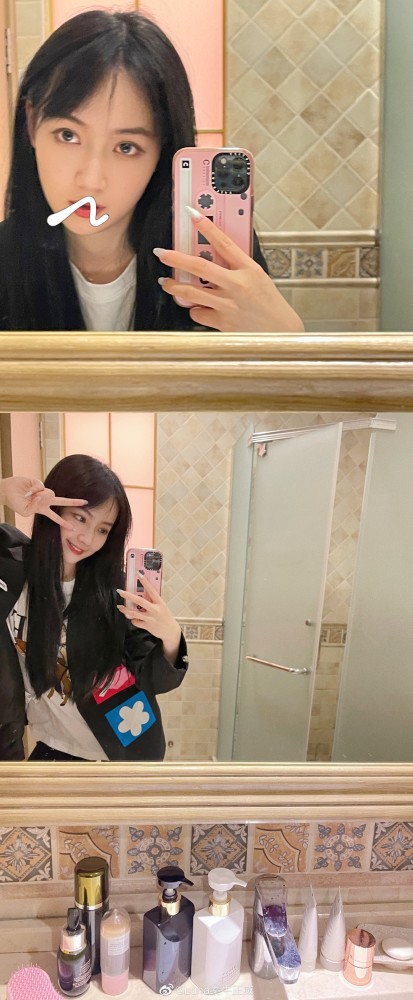 秦牛正威穿校服拿书本现身机场,对镜比心撩人心弦,甜美迷人