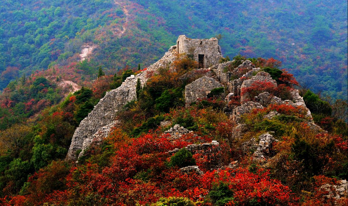 湖北襄阳的一座雄伟山峰上,有一个鲜为人知的小众旅游景点——春秋寨