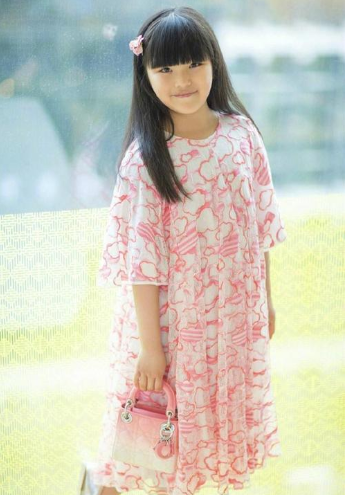 王诗龄晒书法作品,看到她写的字,"富养"的意义就在于此