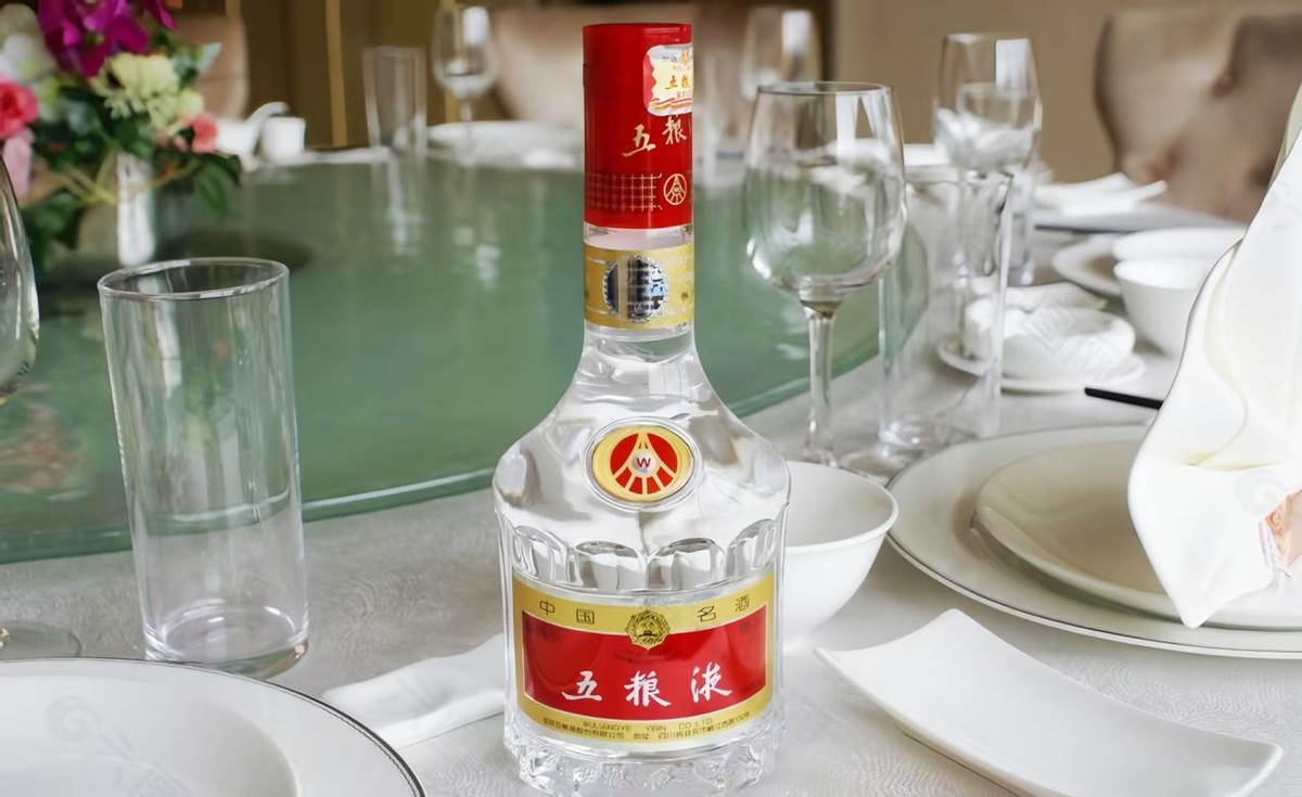 喝五粮液真实酒桌图片图片