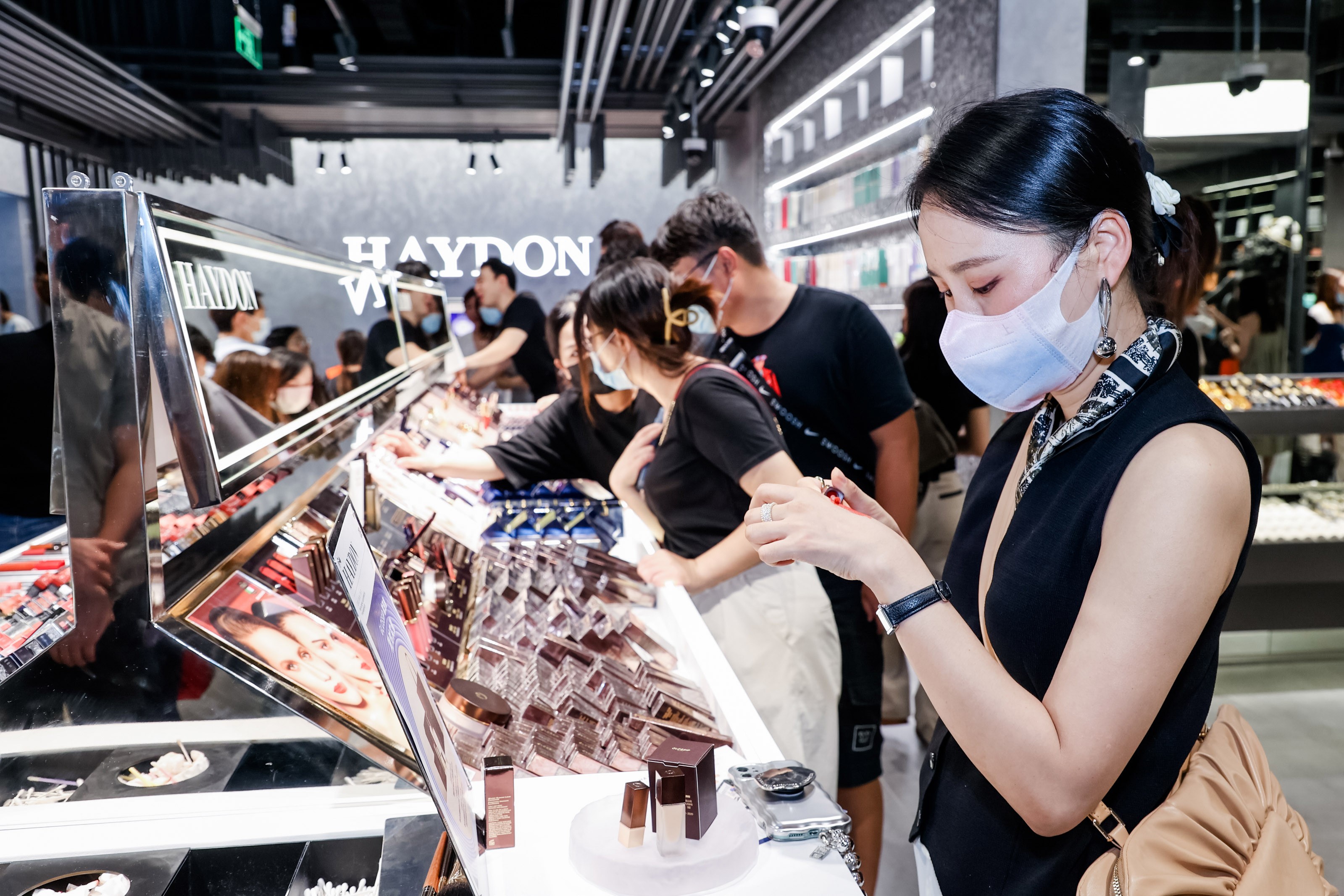 米兰秀场级彩妆品牌glossip进驻黑洞,开启秀场级彩妆新体验