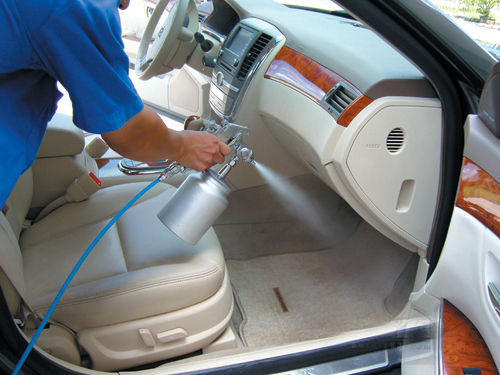 如何自己清理汽车内饰?