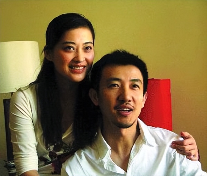 梅婷和鄢颇:离婚15年,一个儿女双全,一个娶小15岁娇妻