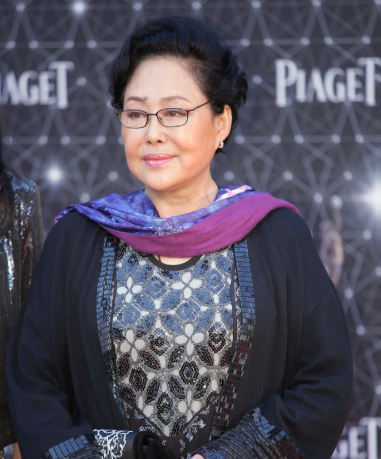 斯琴高娃:三婚嫁音乐家,跟儿照顾瘫痪前夫,做不成夫妻做亲人