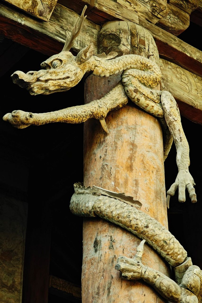龙,也许真的存在过 太原晋祠圣母殿廊柱上的八条木雕盘龙.