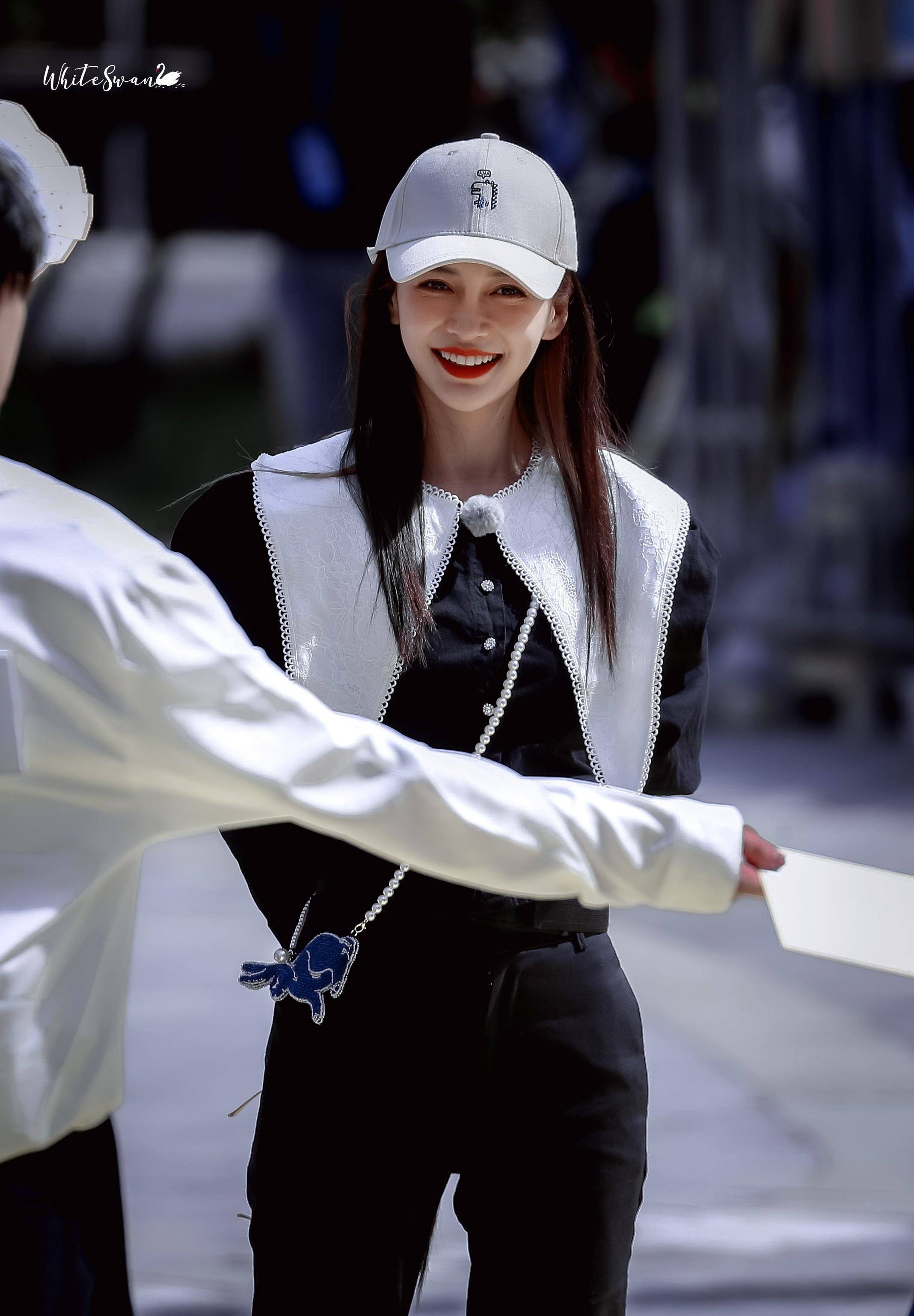 angelababy最新4套街拍私服造型,清爽大气的酷美值得学习