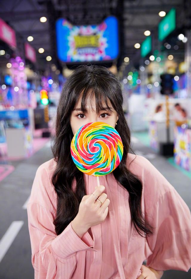 郑爽穿粉色长裙,吃棒棒糖俏皮可爱,青春灵动少女感满满