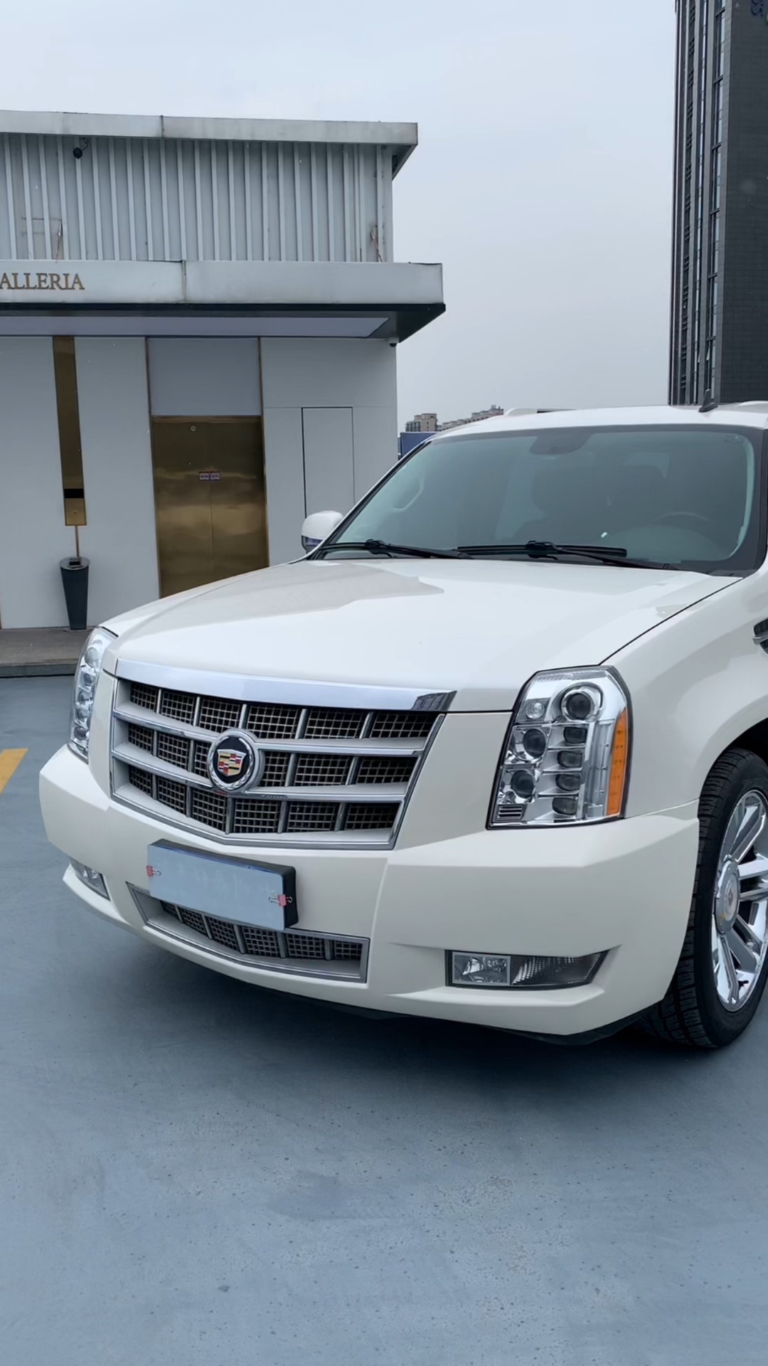 17年凯迪拉克凯雷德铂金加长版v8